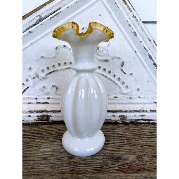 Vintage Fenton Melon Hold Crest Milk Glass Ruffle Crimped Vase - Picture 1 of 11